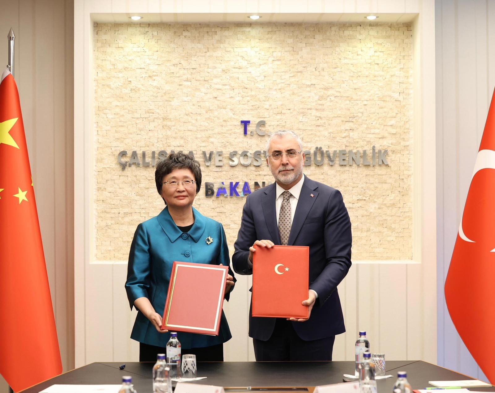 Bakan Işıkhan, Çinli Mevkidaşı Wang Xiaoping ile Bakanlıkta Bir Araya Geldi